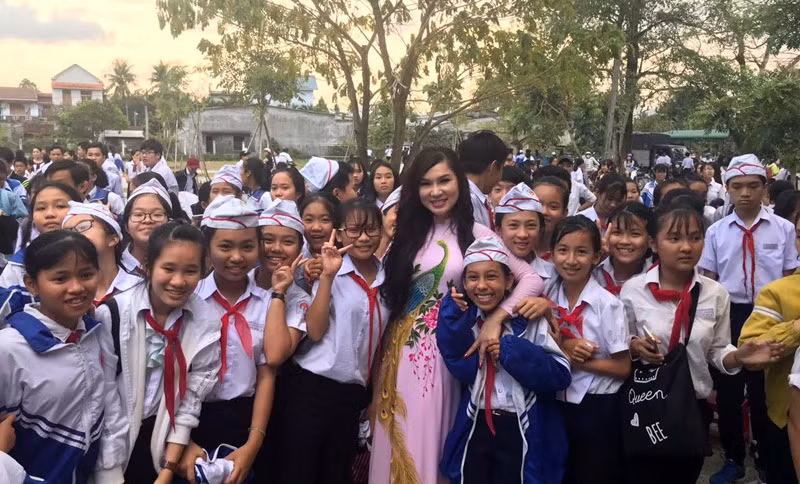 Kavie Trần cùng các HS trong chuyến đi tặng sách từ thiện tại Quảng Bình tháng 4/2018