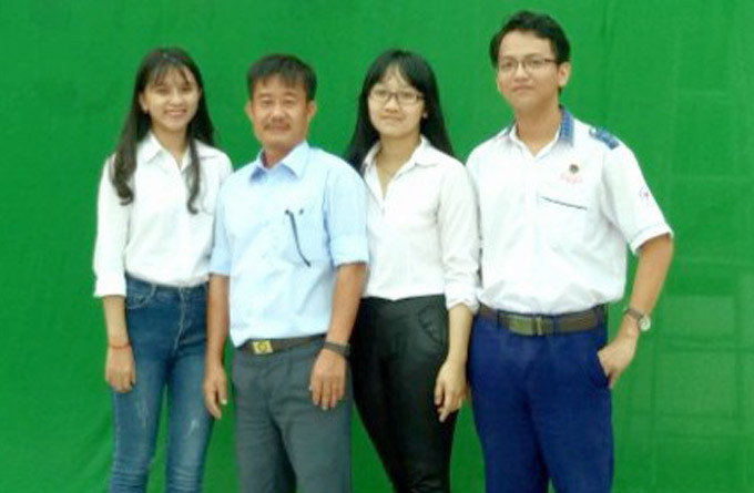 Thầy Nguyễn Văn Cum và những học sinh giỏi của mình Thầy Nguyễn Văn Cum và những học sinh giỏi của mình