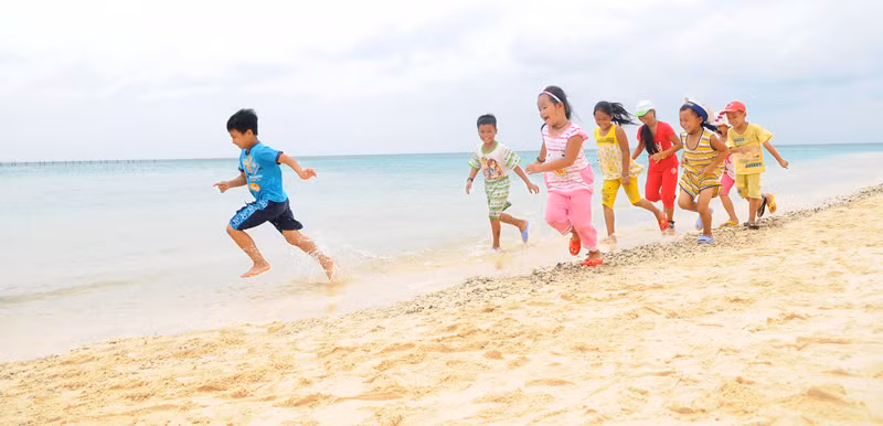 Trẻ em Trường Sa nô đùa trên sóng