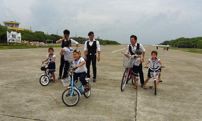 Vui chơi cùng các anh chị ca sĩ đến từ đất liền