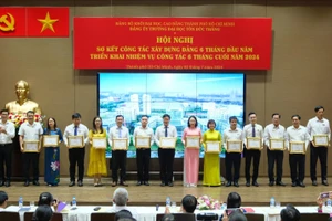 Các cá nhân có thành tích tiêu biểu trong học tập và làm theo tư tưởng, đạo đức, phong cách Hồ Chí Minh. (Ảnh: Khánh Huy).