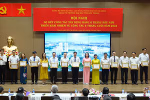 Các cá nhân có thành tích tiêu biểu trong học tập và làm theo tư tưởng, đạo đức, phong cách Hồ Chí Minh. (Ảnh: Khánh Huy).