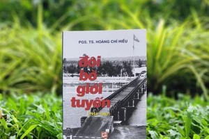 Bìa sách "Đôi bờ giới tuyến (1954-1967)". (Ảnh: Quỳnh My).