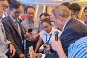 Giáo sư Jens Rassweiler từ Hội Tiết niệu châu Âu đang hướng dẫn trực tiếp cho các học viên sử dụng máy xung kích trong điều trị bệnh lý nam khoa. (Ảnh: BVCC).