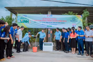 Các đại biểu khánh thành công trình lắp đặt hệ thống nước tự chảy từ Vực Tròn về các thôn của xã Xuân Quang 1, huyện Đồng Xuân, tỉnh Phú Yên. (Ảnh: Khánh Huy) 