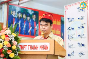 Nguyễn Minh Nhật vinh dự được nhà trường chọn đại diện học sinh phát biểu tại lễ tổng kết. (Ảnh: NVCC).