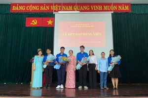 Gia đình chúc mừng Đảng viên mới. (Ảnh: Hoàng Anh).