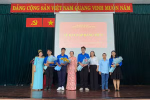 Gia đình chúc mừng Đảng viên mới. (Ảnh: Hoàng Anh).