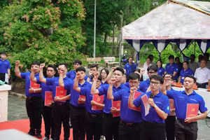 16 Đảng viên thuộc Đảng ủy Trường Đại học Bách khoa TPHCM đọc lời tuyên thệ. (Ảnh: NTCC)