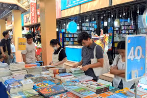 Du khách tham quan, mua sách tại Đường sách TPHCM. (Ảnh: Cẩm Anh).