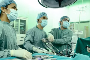 PGS.TS.BS. Nguyễn Hữu Thịnh phẫu thuật nội soi điều trị ung thư. (Ảnh: BVCC).