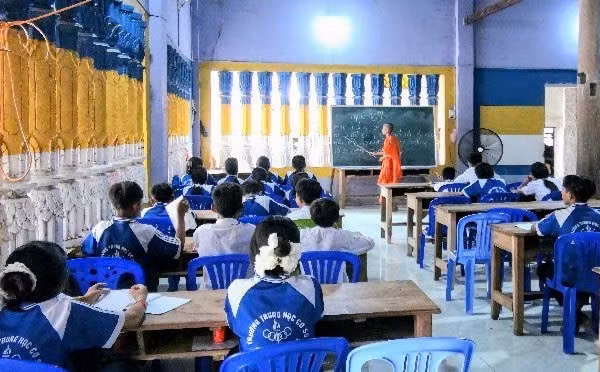 Lớp dạy tiếng nói, chữ viết Khmer ở xã Ô Lâm, tỉnh An Giang.