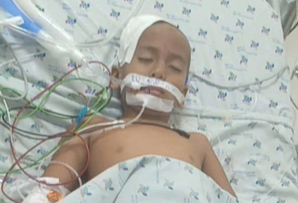 Em Chau Na Vuône hôn mê, đang chờ phẫu thuật lần 2.