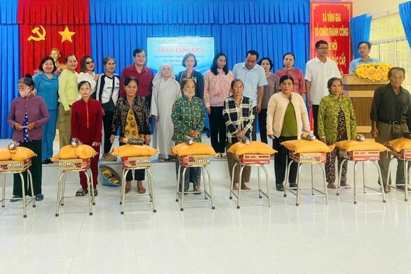 Trao quà cho hộ khó khăn vùng biên giới.