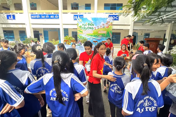Chương trình "Em đến trường vui" dành cho học sinh dân tộc xã Ô Lâm, tỉnh An Giang.