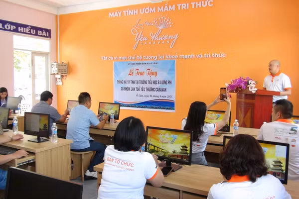 Nhóm "Lan tỏa yêu thương Caravan" trao tặng 24 bộ máy vi tính cho trường học vùng núi. Ảnh: Châu Phong.
