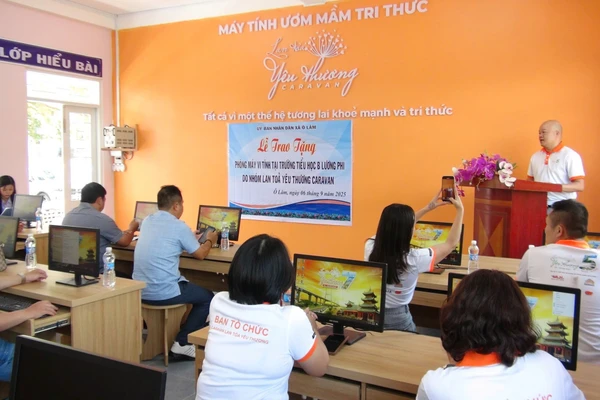 Nhóm "Lan tỏa yêu thương Caravan" trao tặng 24 bộ máy vi tính cho trường học vùng núi. Ảnh: Châu Phong.