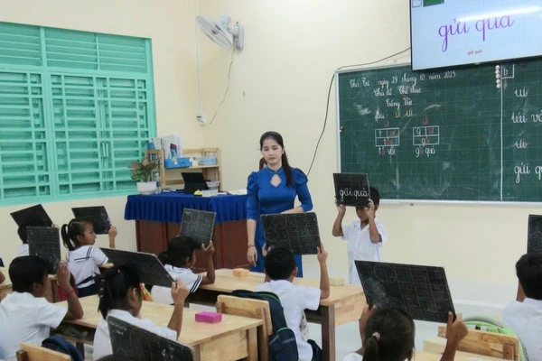 Cô giáo trẻ Nèang Lai My trong giờ lên lớp.