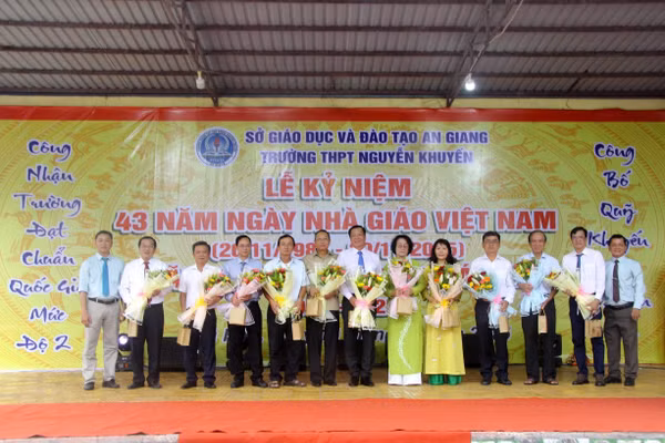 Đại diện Trường THPT Nguyễn Khuyến tặng hoa tri ân các thế hệ lãnh đạo. 