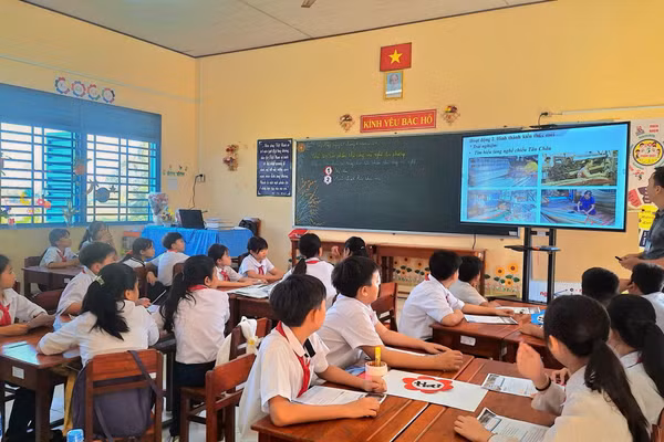 Hoạt động dự giờ tư vấn chuyên môn của Tổ bộ môn Mĩ thuật Tiểu học năm học 2024 - 2025. Ảnh: Trọng Nhân.