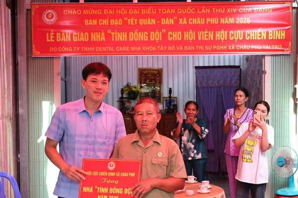 Trao bảng tượng trưng tặng nhà "Tình đồng đội" cho gia đình ông Nguyễn Văn Hầu ngụ xã Châu Phú, tỉnh An Giang.