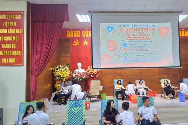 Cán bộ, nhân viên bệnh viện, các doanh nghiệp, đơn vị và người dân tham gia hiến máu.