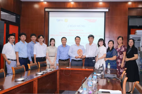 Đại diện Trường Đại học An Giang và đoàn công tác của Báo Giáo dục và Thời đại chụp ảnh lưu niệm. 