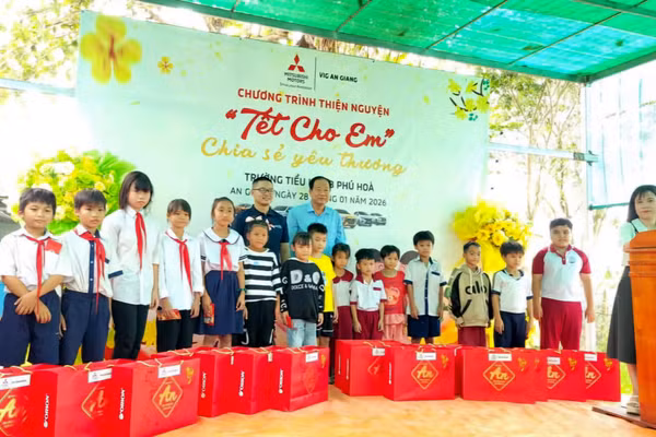 Trao 100 phần quà Tết trong Chương trình "Tết cho em".