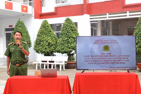 Buổi sinh hoạt giáo dục pháp luật tại Trường Phổ thông iSchool Long Xuyên (tỉnh An Giang).