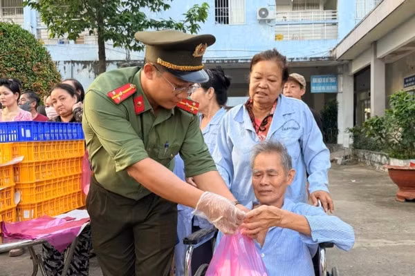 Trao bữa ăn sáng miễn phí cho bệnh nhân khó khăn. Ảnh: Văn Vũ.