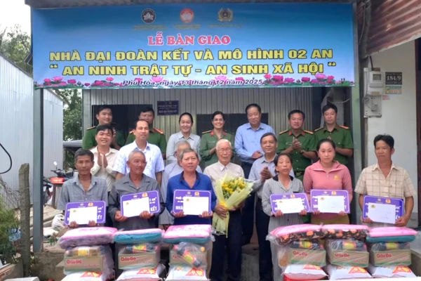 6 hộ gia đình ở xã Phú Hòa (tỉnh An Giang) được tặng nhà Đại đoàn kết.