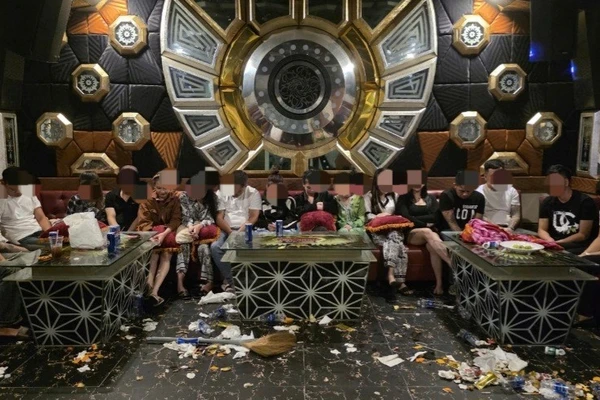 Các nam, nữ thanh niên tổ chức "bay lắc" trong quán karaoke.