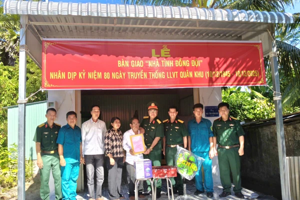 Trao nhà "Tình đồng đội" cho gia đình ông Chau Sin.