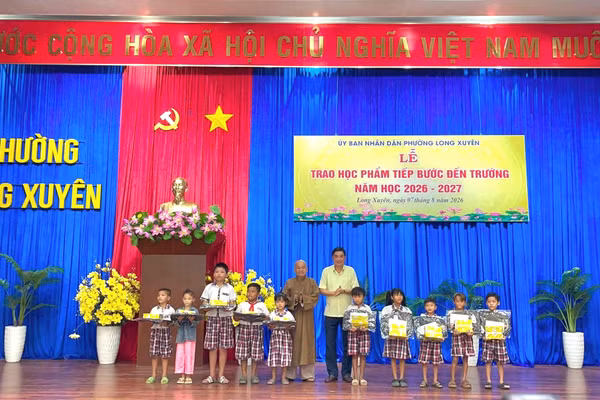 Trao 100 suất học phẩm Tiếp bước đến trường cho học sinh khó khăn ở An Giang