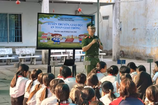 Buổi sinh hoạt về An toàn giao thông tại Trường THCS Phú Hòa (xã Phú Hòa, tỉnh An Giang). Ảnh: CAPH.