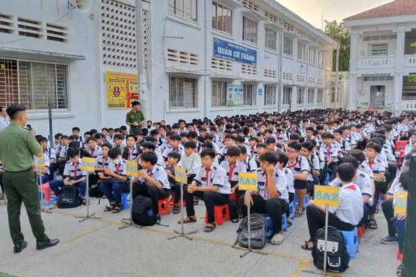 Buổi sinh hoạt chuyên đề "Miễn dịch số" tại Trường THCS Quản Cơ Thành (xã Châu Thành, tỉnh An Giang).