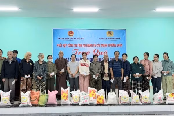 Trao quà hỗ trợ người dân TP Huế bị ảnh hưởng bão lũ. 