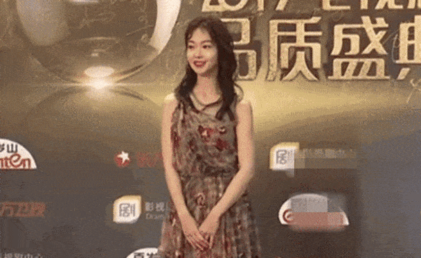 Thứ 3 là... bay nhẫn. Vào tháng 7/2019, Ngô Cẩn Ngôn gặp sự cố &quot;vung tay mất nhẫn&quot; trong lúc đưa tay vẫy chào. Do ngón tay cô mảnh khảnh, còn cỡ nhẫn lại quá to nên đã dẫn tới tình huống xấu hổ. Kể từ đó, mỗi lần đi thảm đỏ cô đều quấn băng dính quanh tay để cố định trang sức, tránh sự cố tiếp diễn.