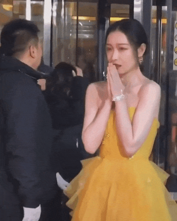 Khoảnh khắc ở hậu trường cho thấy đẳng cấp minh tinh lật nhanh như &quot;bánh tráng&quot; của Nghê Ni khi vừa co ro trong cánh gà, lên thảm đỏ đã thần thái ngời ngời như không có gì xảy ra.