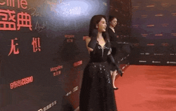 Thứ nhất là rớt... tóc giả. Tối 2/12, trên thảm đỏ, nữ diễn viên Hình Phi rơi lọn tóc giả khi xuất hiện với bộ váy đen đính cườm lấp lánh, gợi cảm. Mải mê vuốt tóc tạo dáng, phần nẹp tóc giả &quot;phản chủ&quot; rơi xuống khiến cô vội vàng bắt lấy tóc, mặt lộ rõ vẻ bối rối, ngại ngùng.