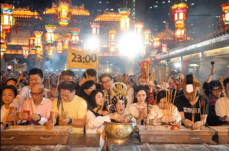 Người đi lễ, trong đó có nghệ sĩ nổi tiếng Lana Wong Ha-wai (giữa), dâng hương tại đền Đạo giáo Wong Tai Sin. hong-kong-3.jpg