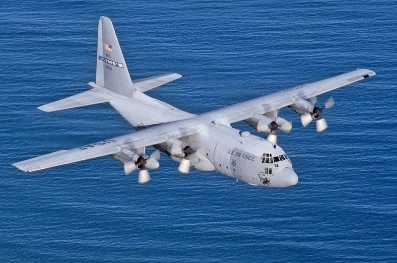 C-130 Hercules (1954/1996): Vận tải chiến thuật huyền thoại, tái sinh thành C-130J năm 1996. Vẫn sản xuất và phục vụ rộng khắp—linh hoạt, bền bỉ, thích nghi nhiều nhiệm vụ từ vận tải đến đặc biệt diem-danh-10-chien-binh-thep-khong-chiu-roi-bau-troi-2.jpg