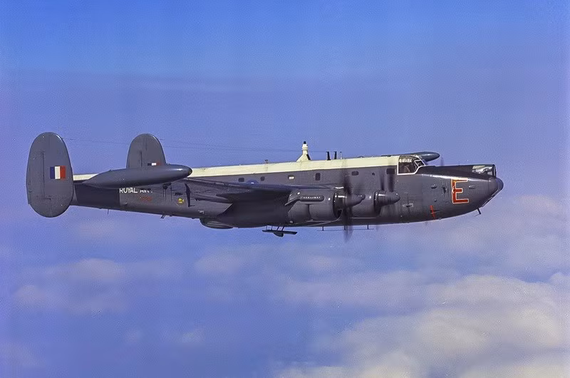Avro Shackleton (1949): Từ Lancaster IV/Lincoln chuyển sang chống ngầm. Khi thiếu cảnh báo sớm, 12 chiếc gắn radar AN/APS-20 cổ, tạo biến thể AEW. Dù lạc hậu, “Shack” tồn tại đến năm 1991—dòng Lincoln bao trùm toàn Chiến tranh Lạnh. diem-danh-10-chien-binh-thep-khong-chiu-roi-bau-troi-5.jpg