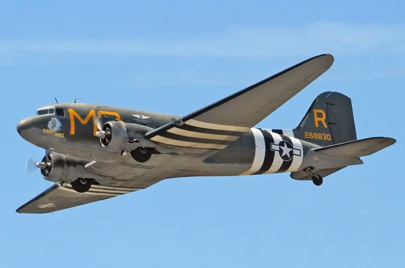 Douglas C-47/DC-3 (1935): DC-3 dân dụng thành C-47 quân sự. Động cơ R-1830-90 siêu nạp hai cấp. Dù cổ nhưng C-47/DC-3 vẫn bay và phục vụ đến nay. diem-danh-10-chien-binh-thep-khong-chiu-roi-bau-troi-7.jpg