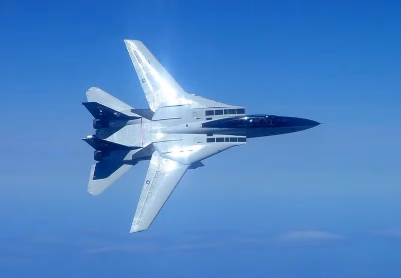 Grumman F-14 Tomcat (1970): Tiêm kích cánh cụp xòe, mang AIM-54 Phoenix; US Navy dùng từ 1974–2006, sau thành “Bombcat”. Iran nhận từ năm 1976, xuất sắc trong chiến tranh Iran–Iraq; nhờ tự cải tiến, khoảng 41 chiếc vẫn bay đến nay. diem-danh-10-chien-binh-thep-khong-chiu-roi-bau-troi-4.jpg
