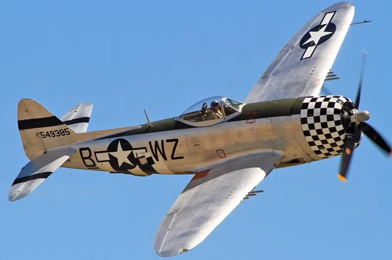 P-47 Thunderbolt (1941): Tiêm kích–cường kích radial, 15.636 chiếc, phục vụ rộng khắp châu Mỹ. Nicaragua dùng F-47N bắn hạ Mustang Costa Rica năm 1955; Peru là người dùng cuối, rút khỏi biên chế năm 1966. Biệt danh “Jug” trứ danh diem-danh-10-chien-binh-thep-khong-chiu-roi-bau-troi-9.jpg