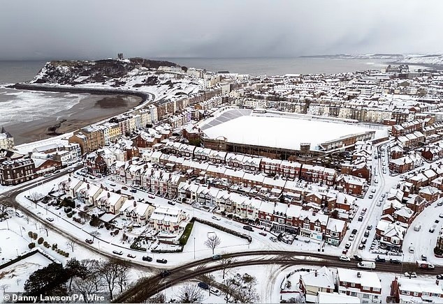 Hàng trăm trường học tiếp tục đóng cửa ngày thứ hai liên tiếp. Học sinh ở Aberdeenshire, Shetland, Orkney và nhiều vùng Anh như Cheshire, Lancashire, Northumberland, Yorkshire, Lincoln, Norfolk phải nghỉ học vì tuyết dày. bang-gia-ky-luc-khien-nuoc-anh-te-liet-giao-thong-va-truong-hoc-2.jpg