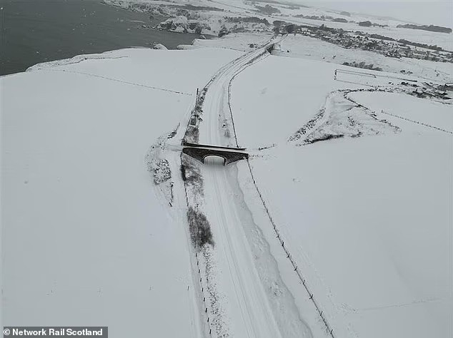 Đêm lạnh nhất mùa đông tại Anh ghi nhận -12,5°C ở Marham, Norfolk. London, Birmingham, Bournemouth và Southampton đều xuống -8°C, gây đóng băng diện rộng và ảnh hưởng nghiêm trọng đến giao thông. bang-gia-ky-luc-khien-nuoc-anh-te-liet-giao-thong-va-truong-hoc.jpg
