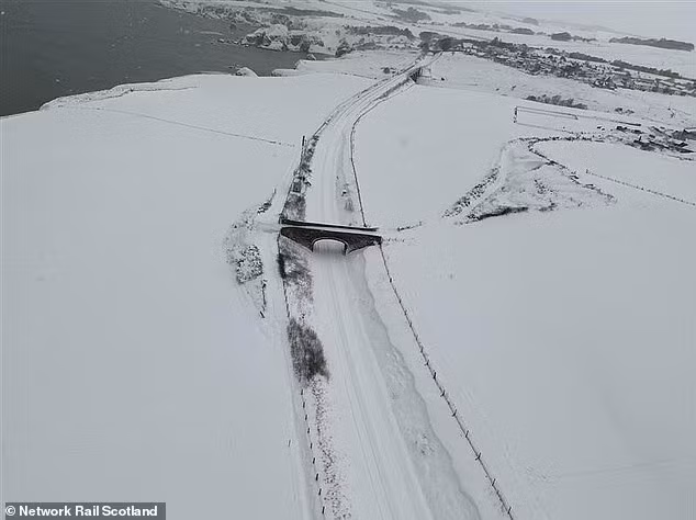 Đêm lạnh nhất mùa đông tại Anh ghi nhận -12,5°C ở Marham, Norfolk. London, Birmingham, Bournemouth và Southampton đều xuống -8°C, gây đóng băng diện rộng và ảnh hưởng nghiêm trọng đến giao thông. bang-gia-ky-luc-khien-nuoc-anh-te-liet-giao-thong-va-truong-hoc.jpg