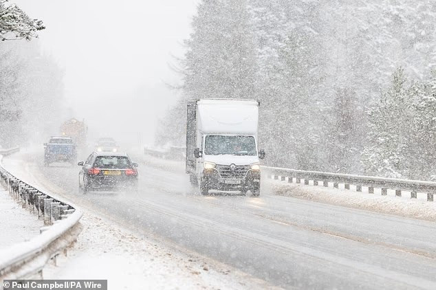 Great Northern thông báo điểm chuyển hướng bị đóng băng ở Norfolk, khiến tuyến Kings Lynn – Ely ngừng hoạt động. Merseyrail cũng hủy dịch vụ tại Wirral, Liverpool – Rock Ferry vì điều kiện khắc nghiệt. bang-gia-ky-luc-khien-nuoc-anh-te-liet-giao-thong-va-truong-hoc-4.jpg